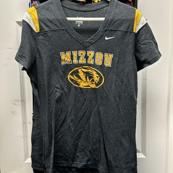 American Eagle Outfitters Black and White Graphic Tee - Picture 5 of 8